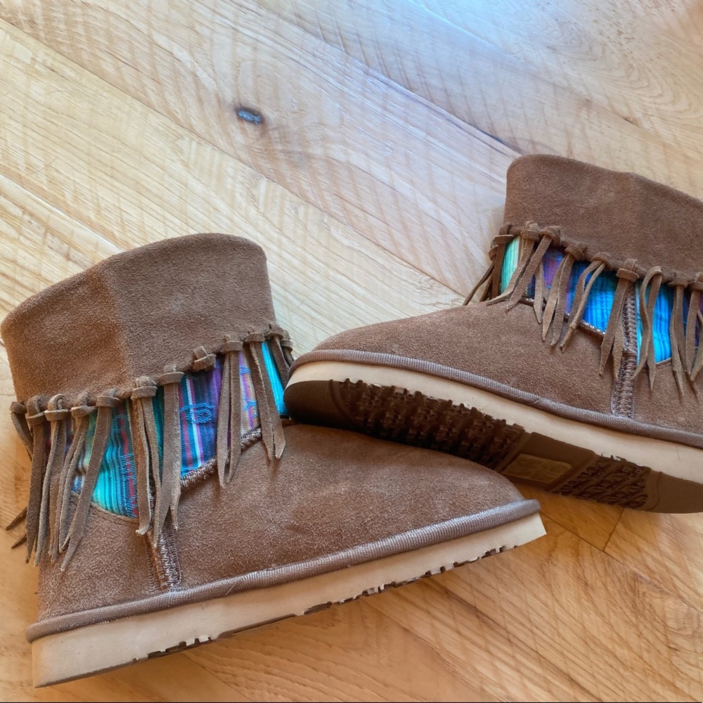 NEW! LAMO sided fleece fringe boots size 7